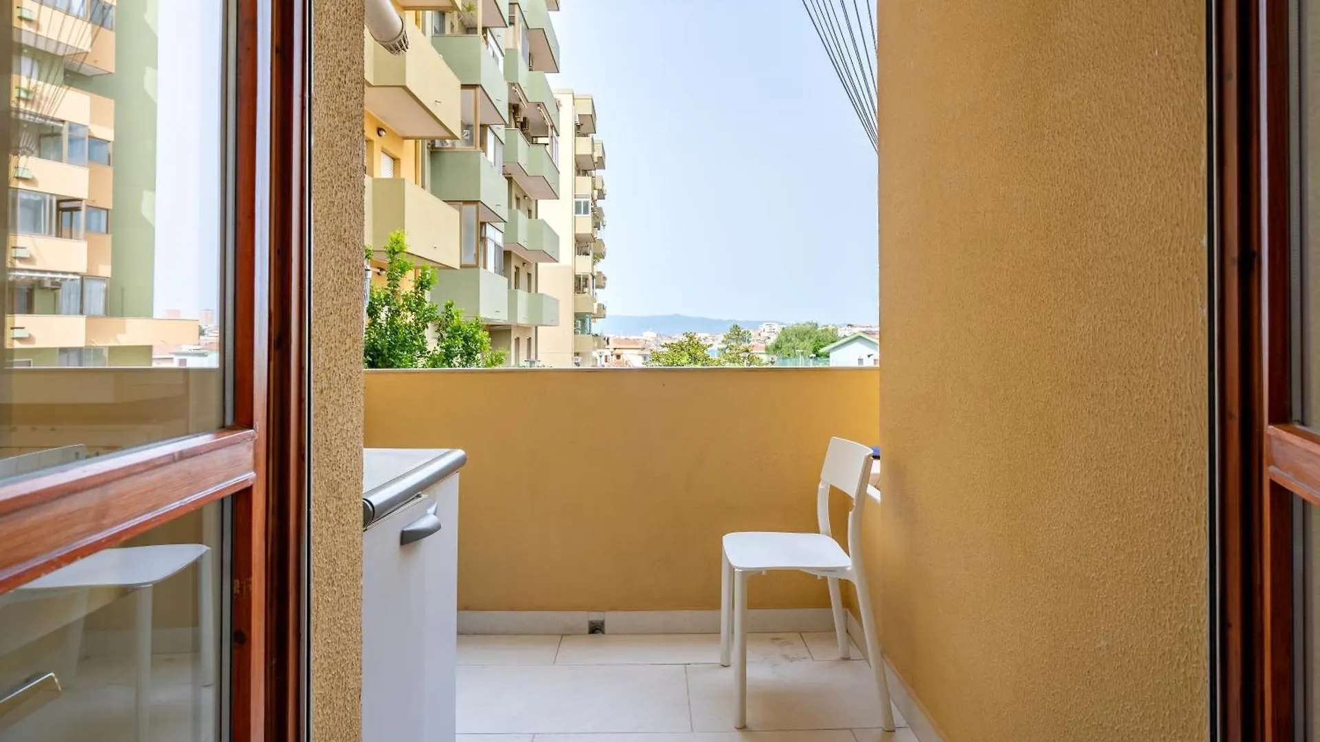 קליארי Kalbia Apartment Or Rooms Renovated, Functional, Intimate And More 0*,